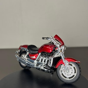 Triumph Rocket III Diecast Motorcycle 1:18 Scale | Metal Model Bike | Collectible Triumph Figure | Gift for Motorcycle Enthusiasts