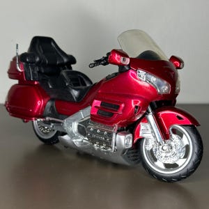 Vintage Honda Goldwing 1/12 Diecast Motorcycle Figurine – Licensed Gift for Motorcycle Collectors | Gift for Bikers |
