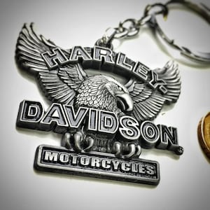 Porte-clés en métal avec logo Harley-Davidson : objet de collection motard en relief