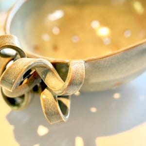 Frutero de gres | Esmalte verde ópalo | Cuenco calado artesanal