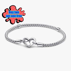 Può includere: Un braccialetto d'argento con chiusura a forma di cuore. Il braccialetto ha un design strutturato e perlato. La chiusura ha la forma di un cuore con la scritta "Pandora" incisa. Il braccialetto è su sfondo bianco.