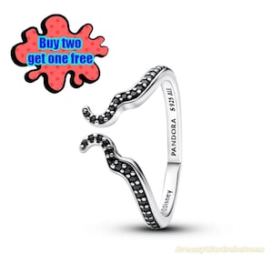 Peut inclure: Bague argentée avec un motif ondulé orné de pierres noires. La bague est marquée "PANDORA S925 ALE" et "©Disney". Un graphique rouge et noir avec le texte "Buy two get one free" est en haut à gauche.