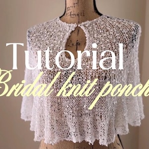Peut inclure: Un poncho en tricot blanc avec un motif ajouré délicat et de petites paillettes réfléchissantes, doté d'une encolure ronde avec une ouverture en trou de serrure. Le texte "Tutorial Bridal knit poncho" est superposé sur le vêtement.
