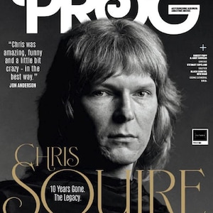 Può includere: Una copertina di rivista con un ritratto in bianco e nero di Chris Squire. La parola "PROG" è in alto, con informazioni su un download di musica a 15 tracce. Il testo include: "10 Years Gone. The Legacy." e "+30 delle sue più grandi performance musicali."