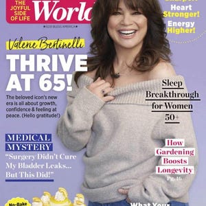 Puede incluir: Una taza de cerámica blanca con un asa negra y el texto "But First, Coffee" en un estilo manuscrito. La taza está sobre una superficie blanca. La taza mide aproximadamente 10 cm de alto.