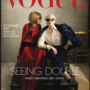 以下が含まれることがあります： サングラスをかけた女性2人が写るVogue誌の表紙。一人は赤いドレス、もう一人は白いシャツとネイビーのブレザーを着ています。表紙のテキストは赤で「VOGUE」、下に「SEEING DOUBLE」と「WHEN MIRANDA MET ANNA」と書かれています。