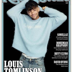 Könnte beinhalten: Rolling Stone Magazin-Cover mit Louis Tomlinson in einem hellblauen, flauschigen Pullover und Jeans. Der Magazintitel ist prominent, mit zusätzlichem Text über Musik und Interviews. Ausgabe Oktober/November 2025.
