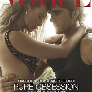 Könnte beinhalten: Vogue Australia-Magazin-Cover mit Margot Robbie und Jacob Elordi. Das Cover hat oben ein rotes "VOGUE"-Logo. Der Text "PURE OBSESSION" und "CINEMA'S WILD ROMANCE" sind ebenfalls sichtbar. Das Bild zeigt ein sich umarmendes Paar.