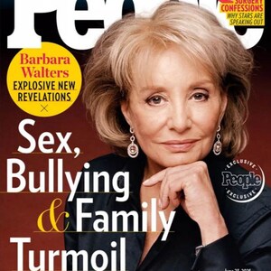 Może przedstawiać: Okładka magazynu People z Barbarą Walters. Nagłówki to "Sex, Bullying & Family Turmoil" i "Explosive New Revelations". Okładka wspomina również katastrofę łodzi podwodnej Titan i datę 23 czerwca 2025 r. Dodatkowy tekst o wyznaniach z operacji plastycznych.