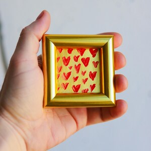 Mini cuadro con marco dorado / Corazones rojos sobre oro / Pequeño 2 x 2 pulgadas / Regalo original de amor para decoración del hogar
