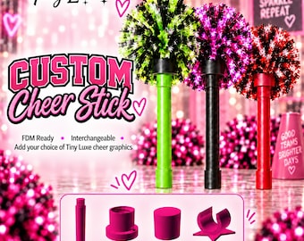 Puede incluir: Tres bastones de animación personalizados con mangos verde lima, negros y rojos rematados con pompones a juego. El texto dice Custom Cheer Stick, FDM Ready, Interchangeable, Add your choice of Tiny Luxe cheer graphics. Incluye diagramas para el cuerpo del bastón, soporte para pompones, tapa superior alternativa y abrazadera de estrella.