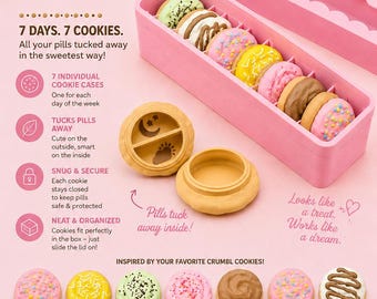 Puede incluir: Un pastillero rectangular de color rosa que contiene siete pequeños recipientes redondos con forma de galleta. Cada recipiente presenta una tapa decorativa diferente que se asemeja a varios sabores de galletas como confeti, limón, menta y chocolate.