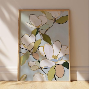 Puede incluir: Impresi&oacute;n art&iacute;stica enmarcada que presenta grandes flores de magnolia blancas con detalles amarillos y rosas, sobre un fondo azul claro. La pintura incluye hojas verdes y tallos marrones, todo dentro de un marco de madera natural.