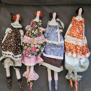 Set di bambole in tessuto Tilda fatte a mano: decorazioni per la cameretta dei bambini in stile vintage