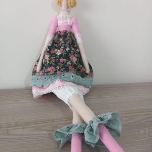 Bambola Tilda fatta a mano: bambola artistica in tessuto floreale di ispirazione vintage