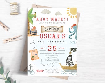以下が含まれることがあります： 「Ahoy Matey!」と「キャプテン・オスカ―の3歳の誕生日」のテキストが入った海賊をテーマにした誕生日招待状。宝箱、ヤシの木、タコ、海賊船、地図のイラストが特徴です。日付は10月25日土曜日です。