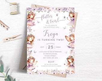 Puede incluir: Una invitación de cumpleaños caprichosa con el texto "Flutter & Twirl" y "¡Freya cumple dos!" El diseño presenta ilustraciones de hadas, flores y mariposas en suaves colores pastel. La invitación incluye la fecha, la hora y el lugar.