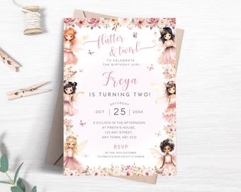 Puede incluir: Una invitación de cumpleaños con temática de hadas. La invitación presenta ilustraciones de hadas, adornos florales y el texto "Flutter & Twirl" y "¡Freya cumple dos años!" La fecha es el 25 de octubre de 20XX.