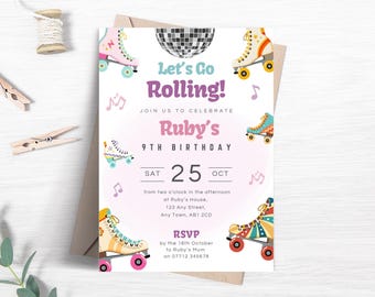 以下が含まれることがあります： ローラースケートをテーマにした誕生日パーティーの招待状。招待状には、カラフルなローラースケート、音符、そして「Let's Go Rolling！」というテキストが描かれています。招待状は、10月25日のルビーの9歳の誕生日用です。