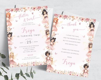 Puede incluir: Dos invitaciones de cumpleaños rosas con ilustraciones de hadas y bordes florales. La invitación dice "Flutter & Twirl" e incluye el nombre "Freya", la fecha, la hora y el lugar. La segunda tarjeta dice "gracias".