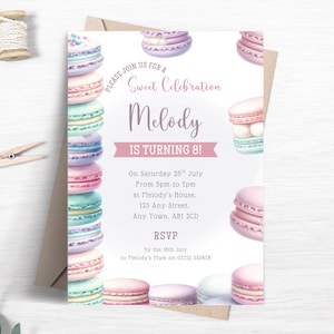 Puede incluir: Invitación de cumpleaños en tonos pastel con macarons de acuarela. El texto dice: "¡Únete a nuestra Dulce Celebración! ¡Melody cumple 8 años!" con detalles del evento. El diseño incluye macarons apilados y dispersos.