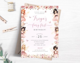 Puede incluir: Una invitación rosa y blanca para una fiesta de primer cumpleaños. La invitación presenta ilustraciones de hadas, mariposas y detalles florales. El texto dice "Freya's fairy first BIRTHDAY!" con la fecha, hora y lugar.
