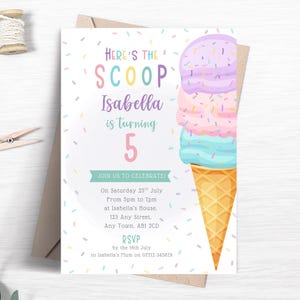 Peut inclure: Une invitation d'anniversaire colorée avec un motif de cornet de glace. Le texte dit "Here's the Scoop Isabella is turning 5". La glace est composée de couches de crème glacée rose, bleue et violette. L'invitation comprend les détails de la fête.