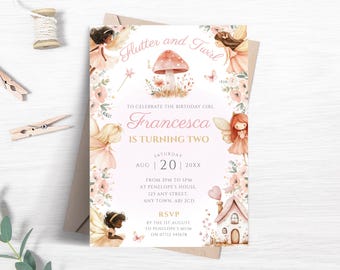 以下が含まれることがあります： 「Flutter and Twirl」と「Francesca is turning two」の文字が入ったピンクと白の誕生日招待状。妖精、花、キノコのイラストが特徴です。