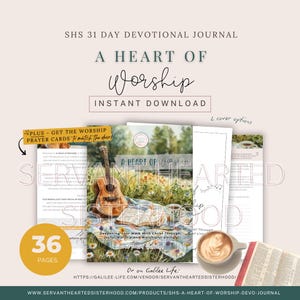 Puede incluir: Un diario devocional titulado "A Heart of Worship" con el texto "Descarga instantánea". La imagen muestra una guitarra, un libro abierto y una taza de café sobre una manta. El diario tiene 36 páginas e incluye tarjetas de oración.
