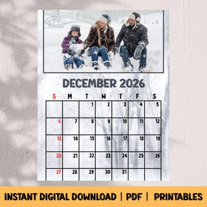 Può includere: Un calendario di dicembre 2026 con una foto di famiglia in alto. La griglia del calendario è in bianco e nero, con i giorni della settimana in alto. Il testo "INSTANT DIGITAL DOWNLOAD | PDF | PRINTABLES" è in basso.