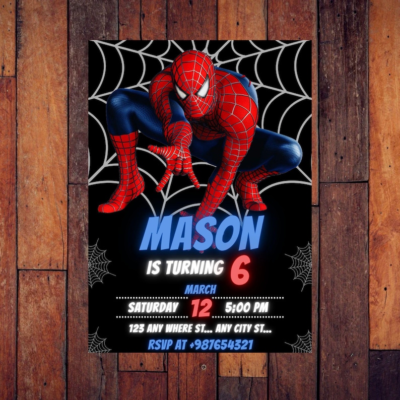 Puede incluir: Una invitaci&oacute;n de cumplea&ntilde;os con Spider-Man en una pose din&aacute;mica. La invitaci&oacute;n tiene un fondo negro con telara&ntilde;as blancas. El nombre "MASON" se muestra en azul, con "IS TURNING 6" debajo. Detalles de fecha, hora y RSVP.