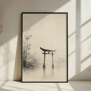 Può includere: Una stampa artistica incorniciata raffigurante un dipinto a inchiostro nero di un tradizionale portale torii giapponese nell'acqua. A sinistra, un gruppo di steli di bambù è raffigurato in uno stile morbido e nebbioso su sfondo beige chiaro.