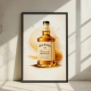 Può includere: Stampa artistica incorniciata con una bottiglia di Jack Daniel's Tennessee Honey. La bottiglia è color ambra dorato con tappo nero ed etichetta color crema. Lo sfondo presenta una calda tavolozza di colori dorati con una luce soffusa.