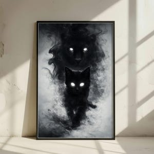 Può includere: Stampa artistica con cornice nera raffigurante un gatto nero con occhi bianchi luminosi e una figura oscura simile a una pantera sullo sfondo. L'opera è in scala di grigi, con un effetto fumoso ed etereo. La stampa è esposta su una parete bianca.