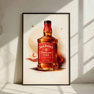 Può includere: Una stampa incorniciata con una bottiglia di whisky Jack Daniel's Tennessee Fire. La bottiglia è color ambra con un'etichetta rossa e tappo nero. Lo sfondo include un sole stilizzato e fiamme, con il testo "Jack Daniel's Tennessee Fire".