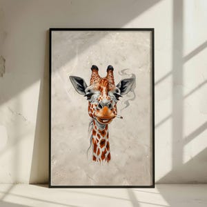 Può includere: Stampa artistica incorniciata raffigurante una giraffa che fuma una sigaretta, con fumo che esce dalla bocca. La giraffa è resa in uno stile dettagliato e realistico, con macchie marroni e bianche. L'opera d'arte è in una cornice nera.