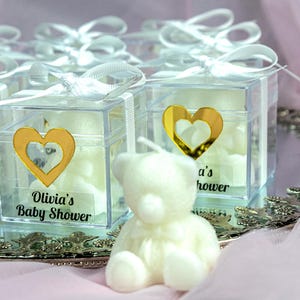 Spersonalizowana świeca na baby shower jako upominek dla gości, prezent dla noworodka, słodka mała świeca w kształcie misia, upominek z okazji chrztu, prezent urodzinowy w postaci białej świecy w kształcie misia