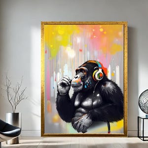 Peut inclure: Une peinture abstraite colorée d'un gorille portant des écouteurs. Le gorille est au premier plan et l'arrière-plan est un motif abstrait coloré.
