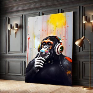 Peut inclure: Une peinture abstraite colorée d'un chimpanzé portant un casque. Le chimpanzé regarde sur le côté et a une expression pensive. L'arrière-plan est un mélange de gris, de jaune et de rouge.