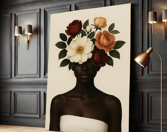 Könnte beinhalten: Ein großer Leinwandkunstdruck mit einer Frau mit dunkler Haut und einem weißen trägerlosen Oberteil. Der Kopf der Frau ist mit einem Blumenarrangement aus roten, weißen und orangefarbenen Rosen und Grün geschmückt. Das Kunstwerk wird in einem Raum mit dunkelgrauen Wänden ausgestellt.