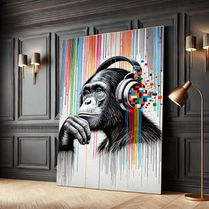 Peut inclure: Une illustration en noir et blanc d'un singe portant un casque avec des stries de peinture arc-en-ciel colorées qui coulent sur la toile. Le casque a un design pixelisé coloré.