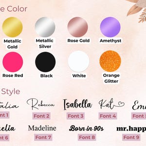 Pode incluir: Imagem mostrando op&ccedil;&otilde;es de cores e estilos de fonte para itens personalizados. As op&ccedil;&otilde;es de cores incluem ouro met&aacute;lico, prata met&aacute;lica, ouro rosa, ametista, vermelho rosa, preto, branco e glitter laranja. Os estilos de fonte s&atilde;o exibidos com nomes de exemplo.
