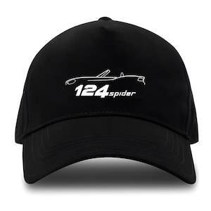 Op de afbeelding: Zwarte baseballpet met een witte omtrek van een Fiat 124 Spider en de tekst "124 spider" geborduurd op de voorkant.