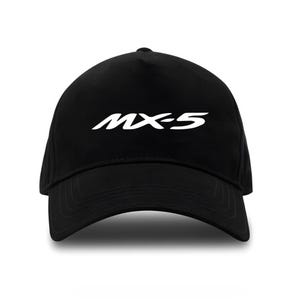 Könnte beinhalten: Eine schwarze Baseballkappe mit einem weißen "MX-5"-Logo, das auf der Vorderseite gestickt ist.