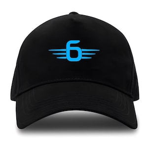 Peut inclure: Une casquette de baseball noire avec un numéro "6" bleu et des ailes sur le devant.