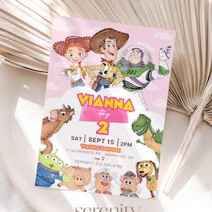 Könnte beinhalten: Rosa-weiße Einladung mit einer Cartoon-Illustration von Figuren aus dem Film Toy Story. Die Einladung lautet "Vianna's House" und enthält Datum und Uhrzeit der Party.