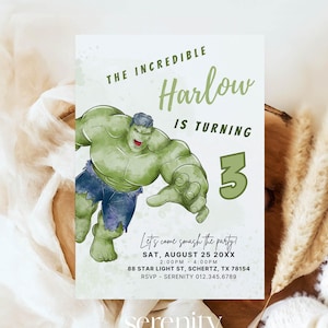 Puede incluir: Una invitación a una fiesta con un personaje de dibujos animados verde y el texto "The Incredible Harlow is Turning 3." La invitación incluye detalles del evento: fecha, hora, lugar e información de RSVP. El logotipo de Serenity Party Co. está en la parte inferior.