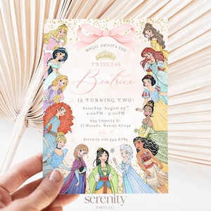 Puede incluir: Una invitación rosa y dorada con un tema de princesa. La invitación presenta un collage de princesas Disney, un lazo rosa y purpurina dorada. El texto dice "Magic Awaits You Princess Beatrice is Turning Two! Saturday, August 25th 2:00 PM - 5:00 PM 623 Emporia St. El Dorado, Kansas 67042 Serenity 078.345.6789"