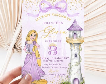 Può includere: Un invito a tema principessa con un'illustrazione a cartoni animati di una principessa in un abito viola. L'invito include il testo "Let's Get Tangled Up Princess Gloria is turning 3" e i dettagli dell'evento.
