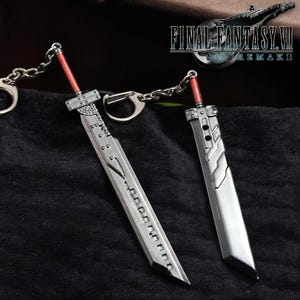 Peut inclure: Deux porte-clés épée argentés avec des poignées rouges et des chaînes attachées. Les épées présentent des motifs détaillés et sont présentées sur une surface sombre. Le logo Final Fantasy VII Remake est visible en arrière-plan.
